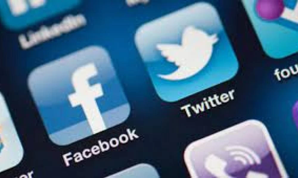 Γιατί η Ρωσία επέβαλε πρόστιμο σε Facebook και Twitter